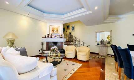 Linda Casa com Piscina na transversal da rua dos Caçadores