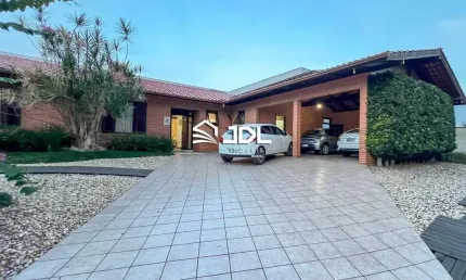 Espaçosa casa plana no bairro itoupava norte, a poucos minutos do centro.
