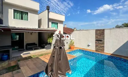 Lindo sobrado 2 suítes, passagem lateral e piscina em ótima localização no bairro escola agrícola.