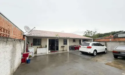 Casa térrea com terreno amplo e dois dormitórios em Fazenda Rio Grande PR