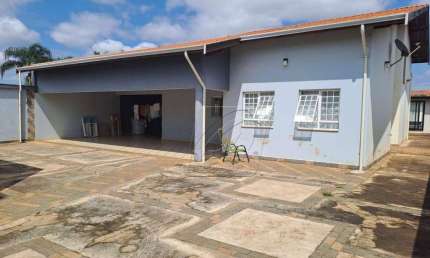 Casa a venda no bairro Dois Córregos, próximo a Havan e Av. 2 córregos, com 1100 m2 e terreno (17 x 64,7) e 320 m2 e construção.