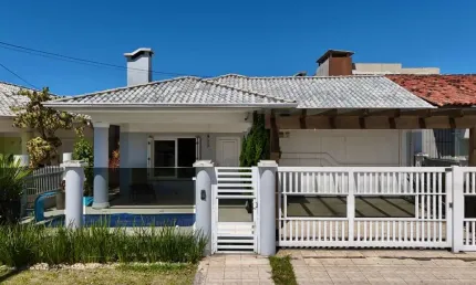 Casa com 3 quartos à venda na Av. Flávio Boianovisk, 918, Zona Nova, Capão da Canoa por R$ 1.280.000