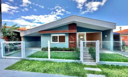 Casa com 3 quartos à venda na Avenida Beira Mar, 1270, Centro, Capão da Canoa por R$ 2.480.000