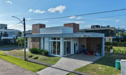 Casa em condomínio fechado com 3 quartos à venda na Rodovia Estrada Do Mar, 1122, Centro, Capão da Canoa por R$ 2.490.000