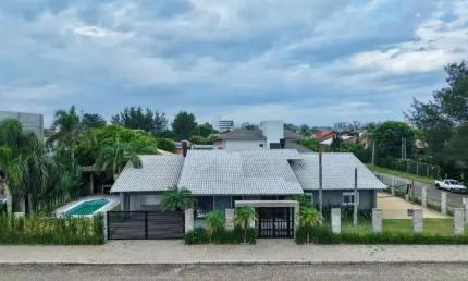 Casa com 5 quartos à venda na Rua Tipuana, 537, Atlântida, Xangri-Lá por R$ 2.700.000