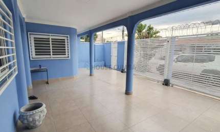 Casa de esquina com piscina no Bairro Jardim Europa