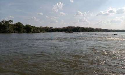 área rural de 5 hectares (51 mil metros quadrados), na beira do rio Cuiabá, com