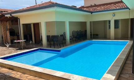 Vende-se Sobrado de Luxo - 3 Suítes - 2 casas - Piscina - Bairro Verdão