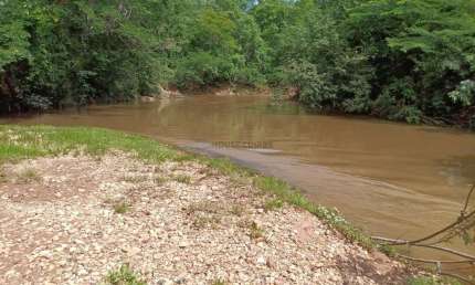 Sitio de 8,75 hectares na região da terra vermelha próximo do distrito da Guia M