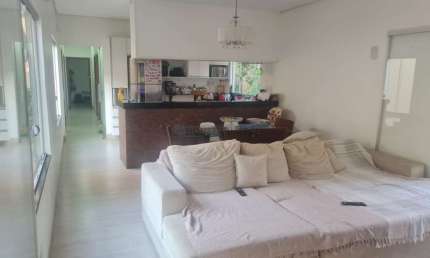 Vendo Casa de 4 Quartos - 2 Suítes - Ampla - Cond. Fechado