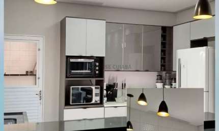 *Casa toda decorada de  gesso e com lustres . Sanca na sala e com Crôica e fita