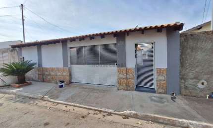 CASA NO RESIDENCIAL FLOR DO IPE EM VARZEA GRANDE (ATRÁS DA UNIVAG)