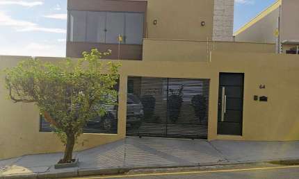 Sobrado bem localizado com potencial para investimento comercial