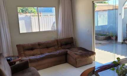 Vendo Linda casa com 4 quartos - 2 suítes - Condomínio Fechado