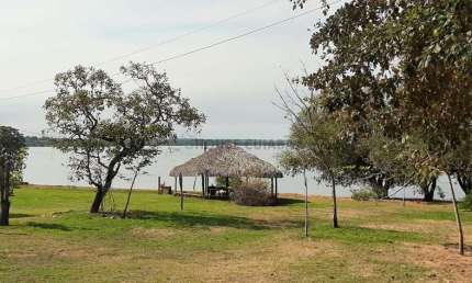 sitio de porteira fechada nas margens do lago do rio manso