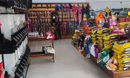 Prédio com loja montada no ramo de rações, produtos e medicamentos em geral para