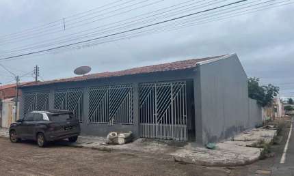 Casa com 3 quartos para alugar na Avenida Tuiuiú, 1290, CPA IV, Cuiabá