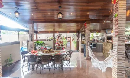 Casa Térrea de Rua com Edícula, Piscina e 4 suítes à venda, 420 m² - Santa Felicidade - Curitiba/PR