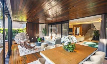Casa de Luxo Mobiliada em Condomínio, 4 suítes, Piscina, Jardim, 587m2 - p/ venda no Campo Comprido