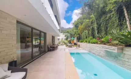 Casa de Alto Padrão com Piscina Aquecida, 04 Suítes e 08 Vagas - Venda - Ecoville - Curitiba/PR