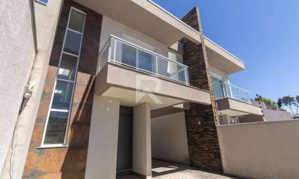 Sobrado Moderno com Quintal 4 quartos e 4 vagas – Vista Alegre – Curitiba/PR