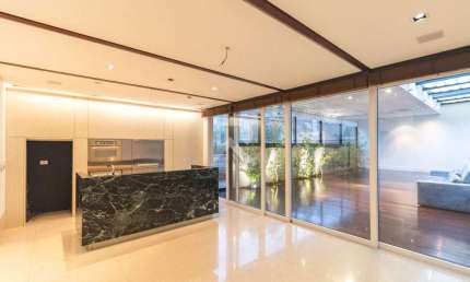 Casa de Luxo em Condomínio, 4 suítes, Jardim, e 850m2 - p/ Locação no Ecoville