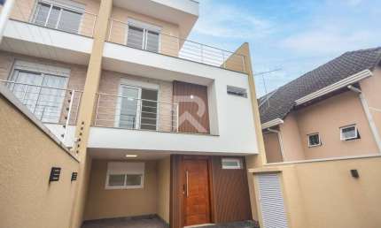 Casa moderna com jardim, 3 quartos, 2 Vagas para locação – Santo Inácio, Curitiba/PR