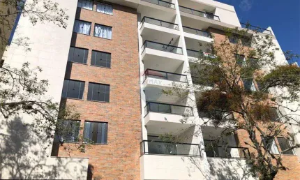 Excelente cobertura de 5 quartos, sendo um suíte, duas salas com varandas, 3 vagas de garagem,Vale do Ipê, próximo ao Puleiro do Galo, HU, UFJF