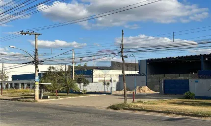 Galpão de 5mil m², com sala de reunião, cozinha, copa, 8 salas individuais e 5 banheiros. Área total do lote: 11mil m²