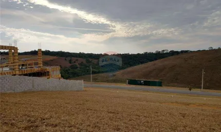 Excelente lote em condomínio fechado, segurança de extrema qualidade, localização estratégica ao lado da BR-040, clube mais completo da cidade.
