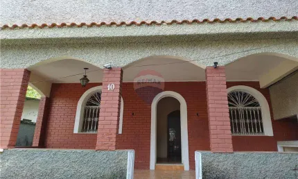 Excelente casa na Praia do Apara em Mangaratiba-RJ  com 04 quartos sendo duas suítes, área de lazer próxima ao Shopping Sahy e Centro.
