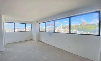 Conjunto de 2 salas com 2 vagas de garagem , com 81 m² cada total de162 m² de salão no Trade Office para venda no Cascatinha - Juiz de Fora.