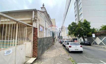 Casa para locação na Rua Floriano Peixoto com 15 cômodos , 9 banheiros, 3 áreas descobertas, 2 vagas de garagem no centro da cidade. Ponto comercial