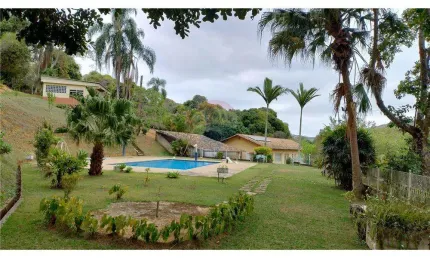 Maravilhoso Sítio, com piscina, área de lazer e casa de 300m². Próximo do centro de Juiz de Fora-MG.