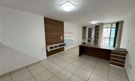 Apartamento flat com 1 quarto com armário, sala, cozinha e banheiro com armário e box, vaga de garagem e portaria 24 horas, área de lazer e piscina.
