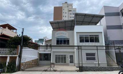Casa comercial com aprox. 200m², Três pavimentos perfazendo um total de 500m² área construída.
