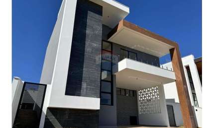 Casa a venda no Alphaville com 4 quartos sendo 4 suítes, vaga para 4 carros, área de lazer completa, segurança 24 horas.