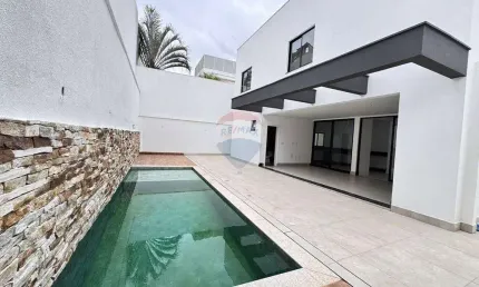 Casa a venda no condomínio Spina Ville com 4 quartos sendo 4 suítes, área gourmet com piscina, garagem para 4 carros e portaria 24 horas.