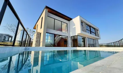 Casa no Alphaville com 4 quartos sendo 4 suítes, piscina, fireplace, área gourmet, elevador, 3 vagas de garagem e portaria 24 horas