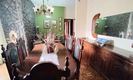 Casa à venda, no bairro Santa Catarina, 4 quartos, duas salas e duas cozinhas, além de um terraço gourmet.