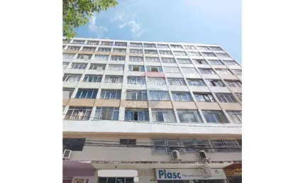 Apartamento a venda  localizado no bairro Centro tem 50 metros quadrados com um quarto amplo e um banheiro social, cozinha, sala ampla.