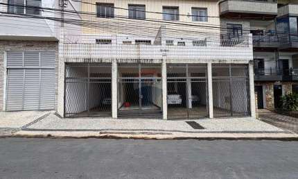 Apartamento de 2 Quartos para Locação com Varanda e Vista para o Bairro