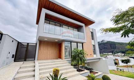 Casa de Alto Padrão no Estrela Alta, com 4 suítes, gourmet e piscina, condomínio clube.