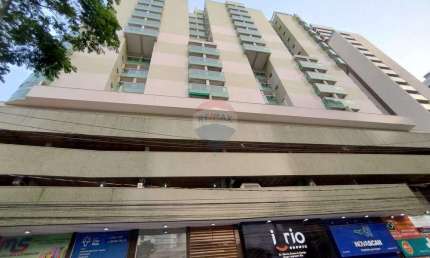 Quarto e Sala amplo, com cozinha, duas varandas e uma vaga de garagem no centro de Juiz de Fora