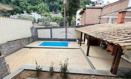 Casa para locação com 3 quartos sendo uma suíte, varanda gourmet com piscina, vaga para dois carros.