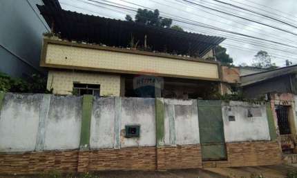 Casa à venda, com 3 quartos, terraço coberto, quintal e jardim frontal, no bairro Santos Dumont / São Pedro.