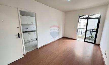 Apartamento com 2 quartos, sala com varanda, cozinha, banheiro, garagem, elevador e portaria remota.