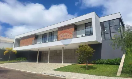 Linda Casa de 4 Suítes à Venda no Condomínio Spina Vile – Conforto e Sofisticação!