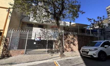 Casa comercial com 6 Quartos e 5 banheiros, 3 vagas para Alugar no centro da cidade.
