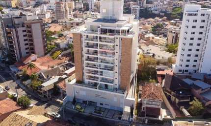 Apartamento de 3 quartos sendo uma suíte com armários, sala 2 ambientes, varanda, cozinha com armários planejados, duas vagas de garagem e elevador.